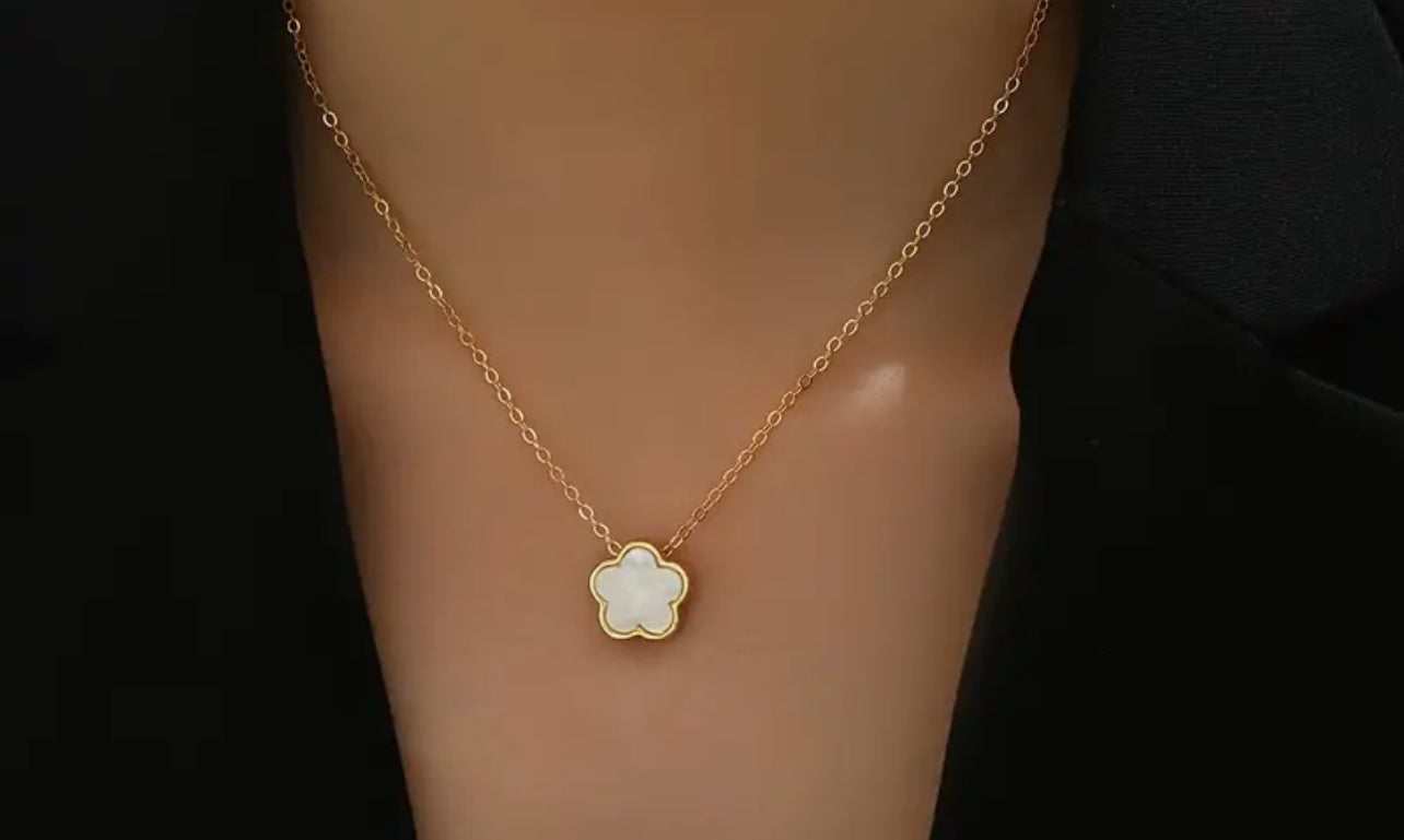 Clover Flower Pendant Necklace